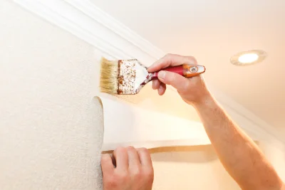 Pose de papier peint au Bessat — revêtements muraux et toiles de verre